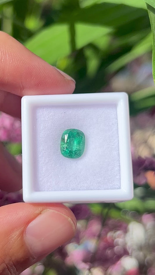 Emerald Oval Cushion 1.90 ct Zambia | Natural Minor-Oil Emerald
