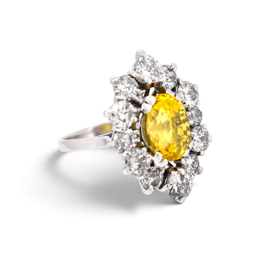 Vintage 18k gold pompadour ring 5.49ct yellow sapphire diamond detail side view circa 1970 — Antique Jewelry Finds