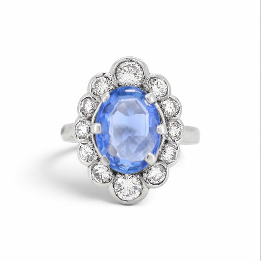 Vintage 18k gold pompadour ring 3.55ct unheated Madagascar sapphire diamond halo front view circa 1980 — Antique Jewelry Finds