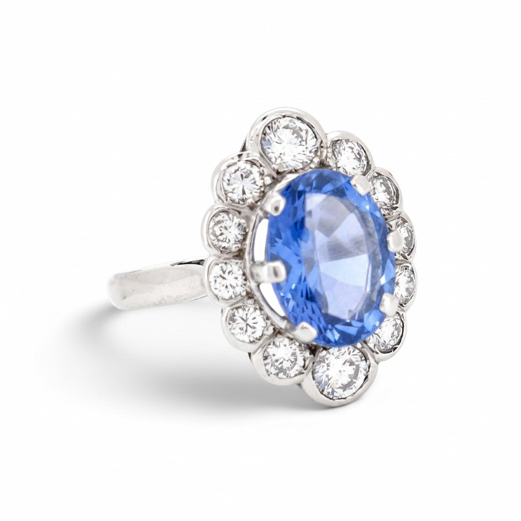 Vintage 18k gold pompadour ring 3.55ct sapphire diamond detail side view circa 1980 — Antique Jewelry Finds