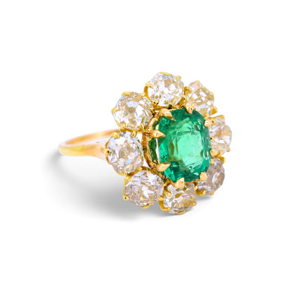 Vintage 18k gold pompadour ring 2ct emerald old-cut diamond detail side view circa 1980 — Antique Jewelry Finds
