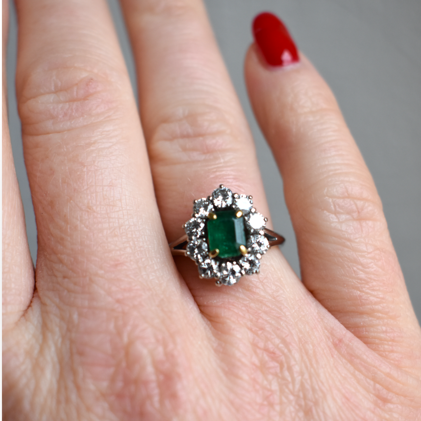 Macro shot of 0.70 carat natural green emerald on a vintage white gold ring