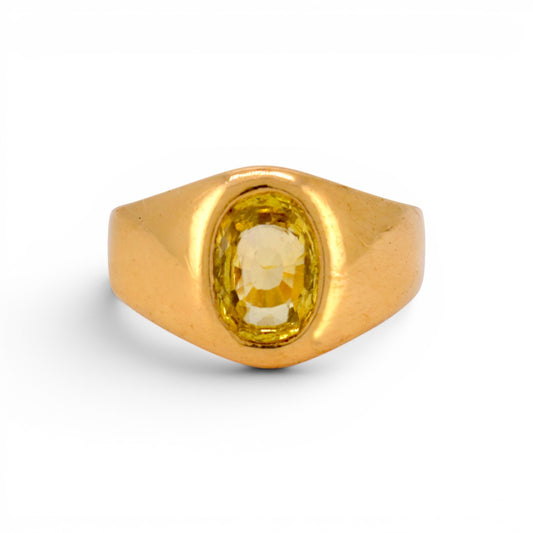 Vintage 18k gold signet ring natural yellow 
Ceylon sapphire 2.5 carats oval front view — Antique Jewelry Finds