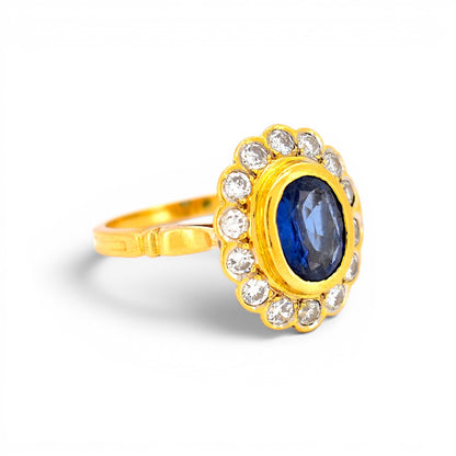 Side angle of the 4.3g vintage ring showing the openwork yellow gold wire basket setting holding the cluster face.