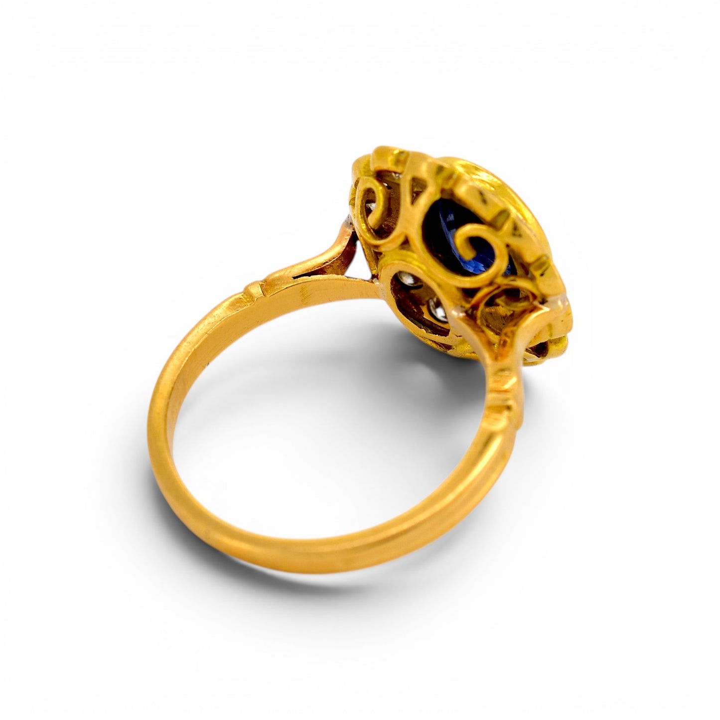 back of the vintage sapphire daisy ring in gold 18k