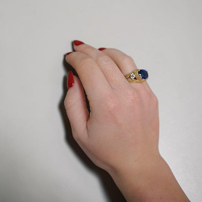 An other view of the ring worn at natural light, seeing braided gold, ceylon unheated deep blue sapphire ans diamond