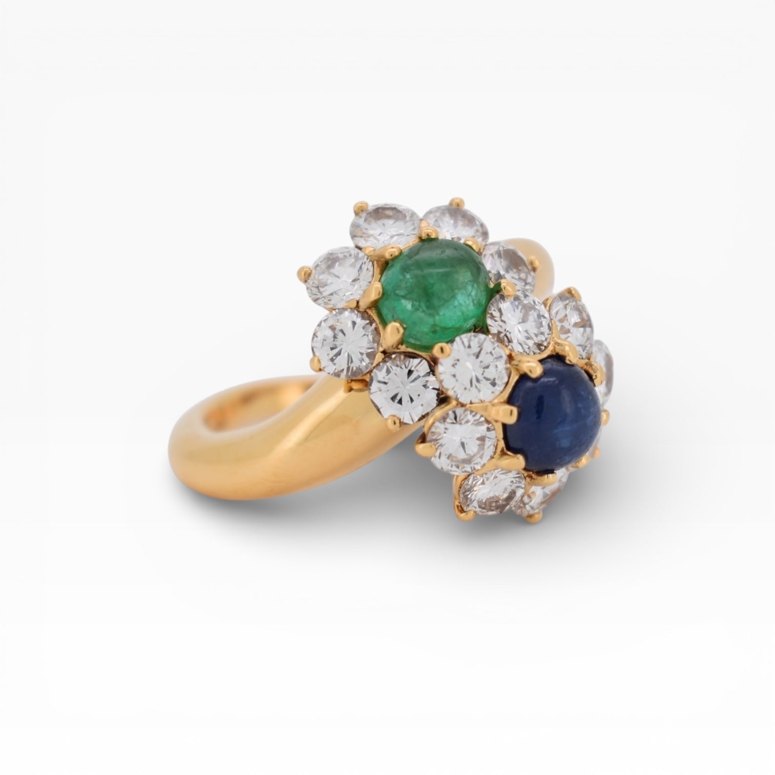 Macro shot of 1 carat natural emerald cabochon on a 18k yellow gold ring